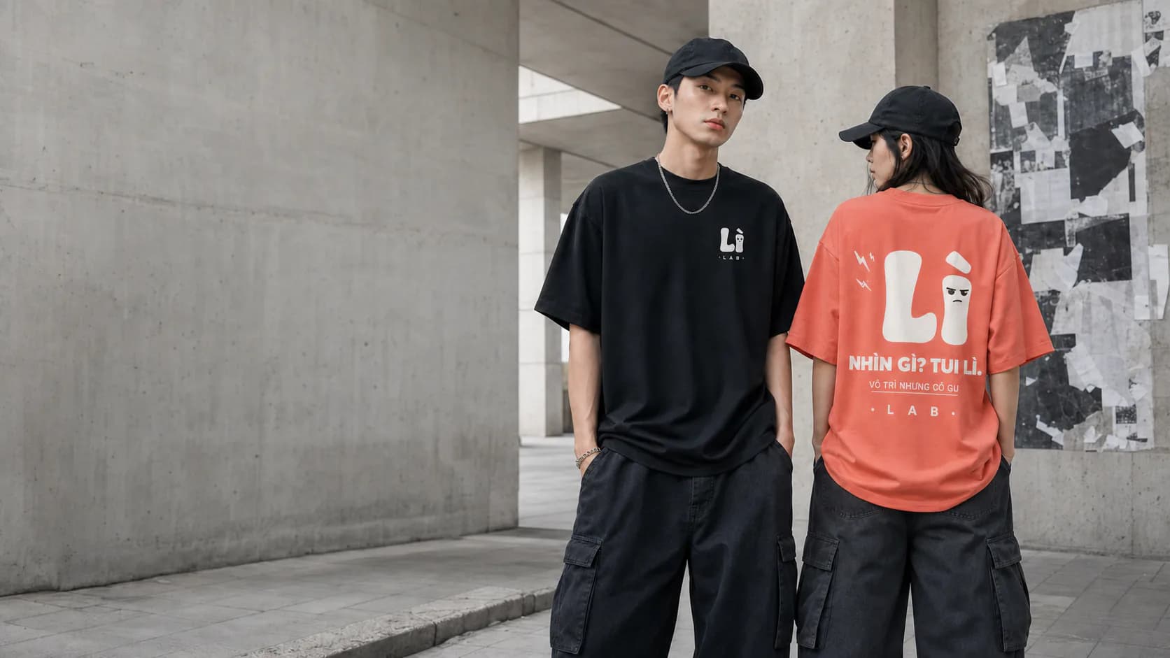 Hai người mẫu mặc áo thun LÌ LAB trong chiến dịch DROP 01